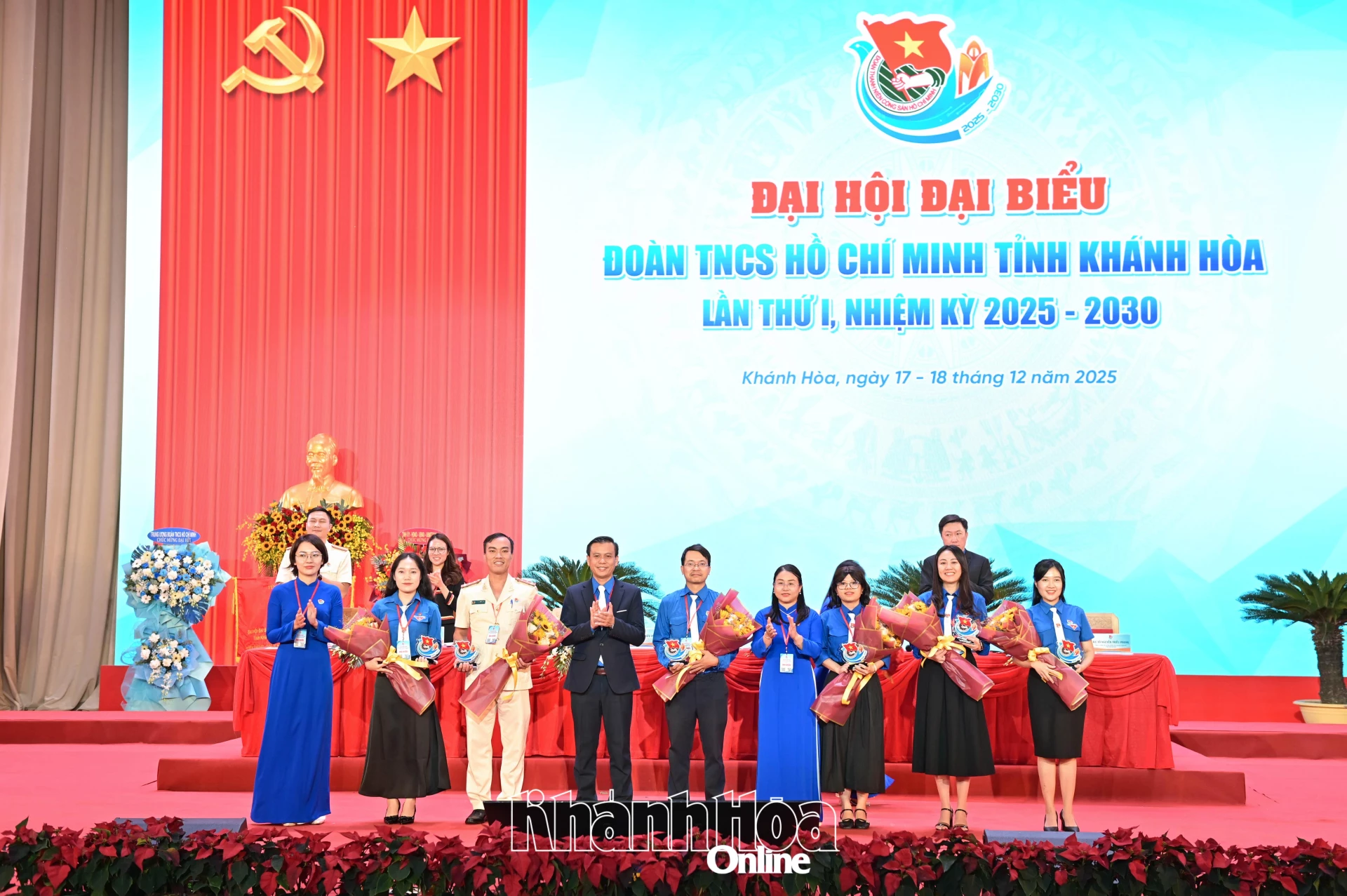 Tặng quà cho các đồng chí thôi tham gia Ban Chấp hành nhiệm kỳ mới.