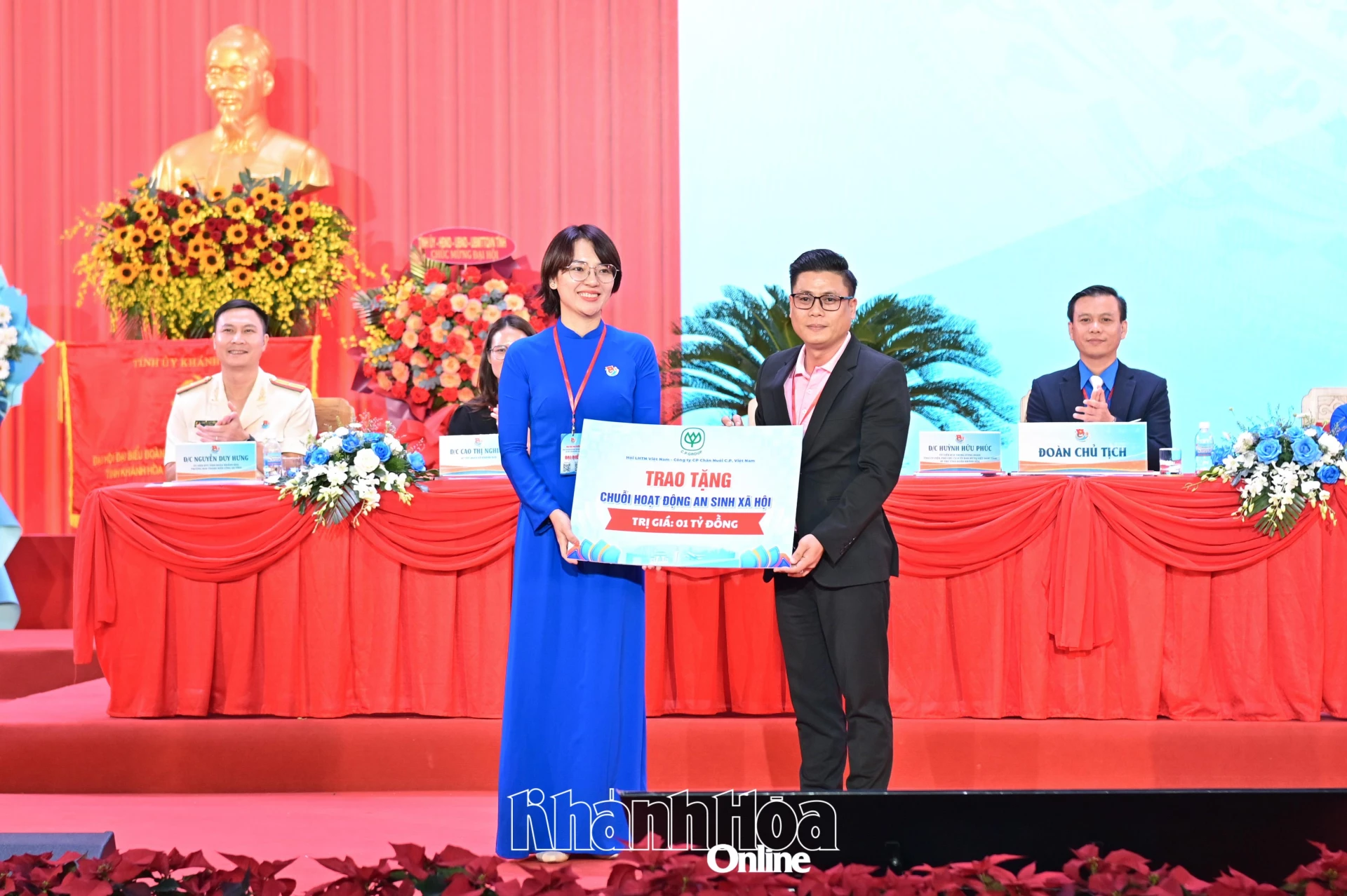 Dịp này, Hội Liên hiệp Thanh niên Việt Nam và Tổng Công ty Cổ phần CP Việt Nam trao tặng Tỉnh đoàn Khánh Hòa 1 tỷ đồng để phối hợp triển khai phong trào Thanh niên tình nguyện vì cuộc sống cộng đồng, vì an sinh xã hội.