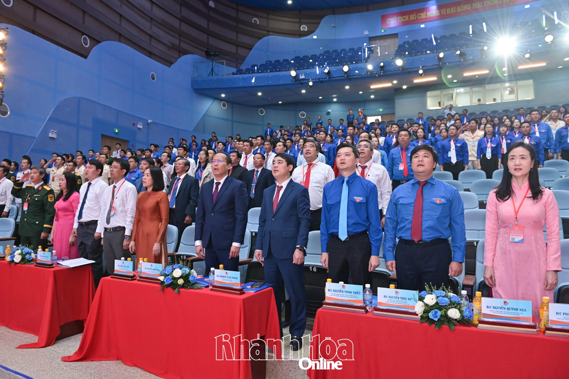 Các đại biểu thực hiện nghi lễ chào cờ.