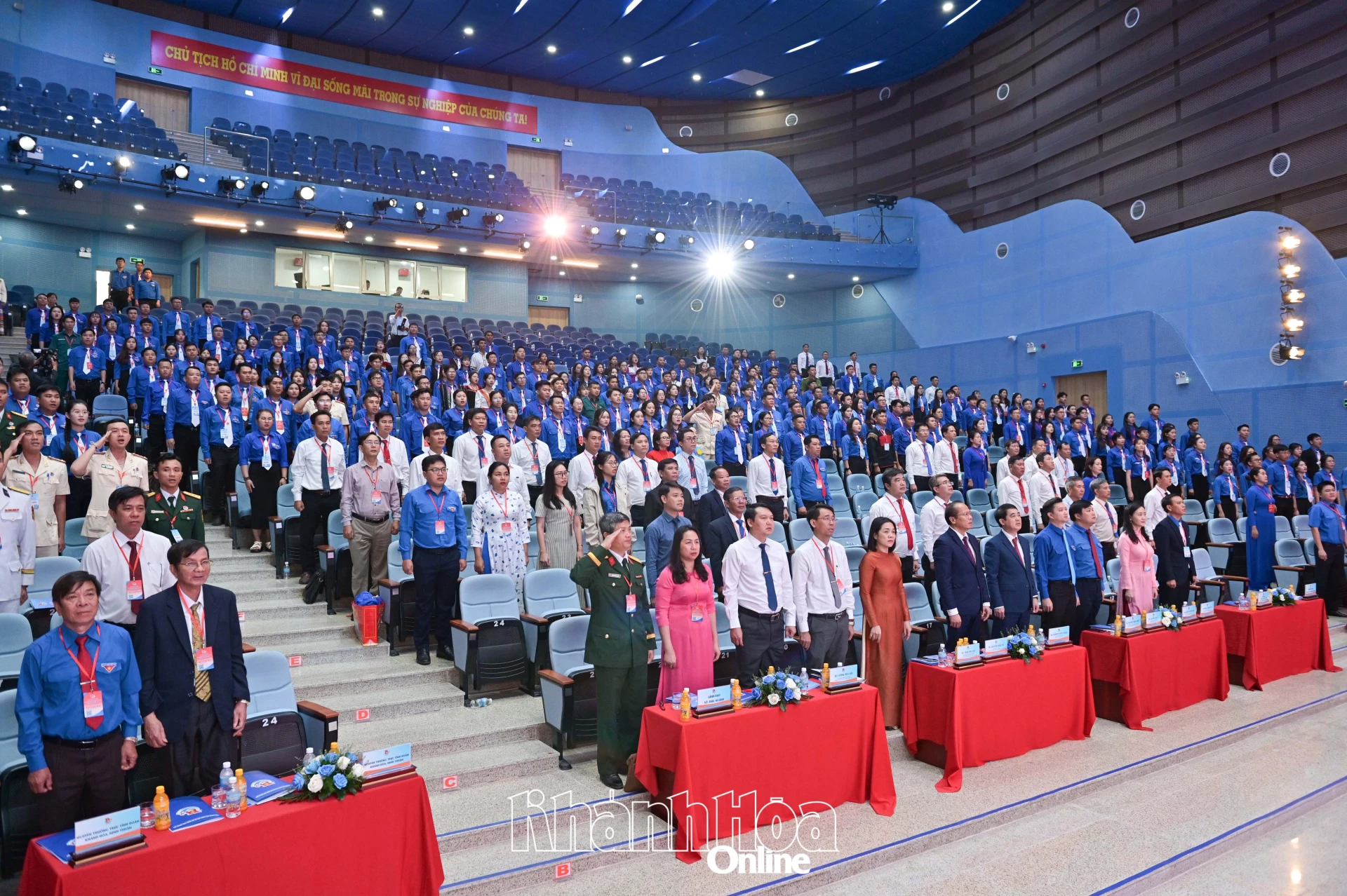 Các đại biểu thực hiện nghi lễ chào cờ.