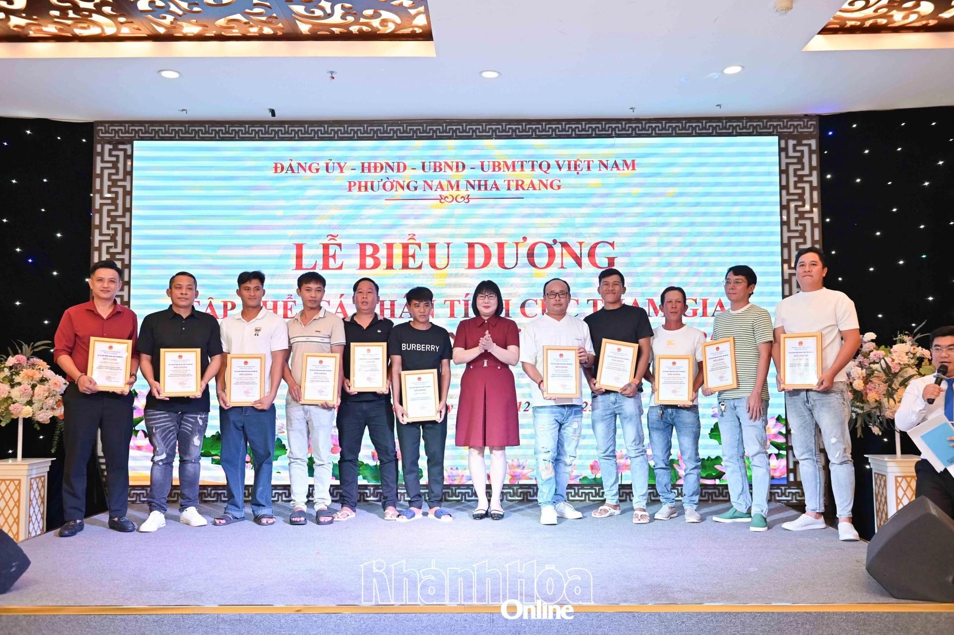 Lãnh đạo phường Nam Nha Trang trao biểu dương đến các tập thể, cá nhân.