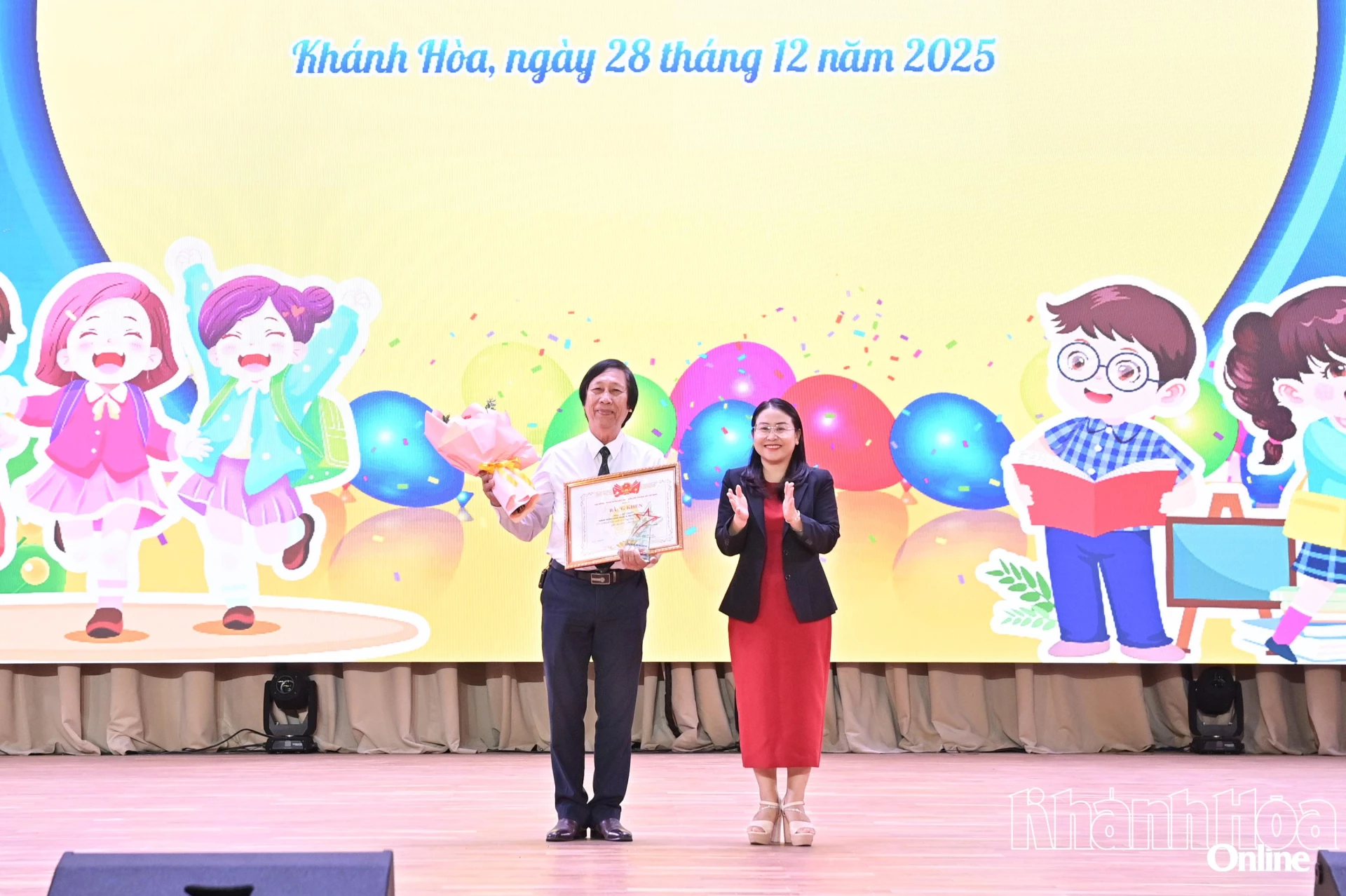 Lãnh đạo Tỉnh đoàn - Hội đồng Đội tỉnh trao bằng khen của Hội đồng Đội Trung ương cho nhạc sĩ Lê Văn Cầu.