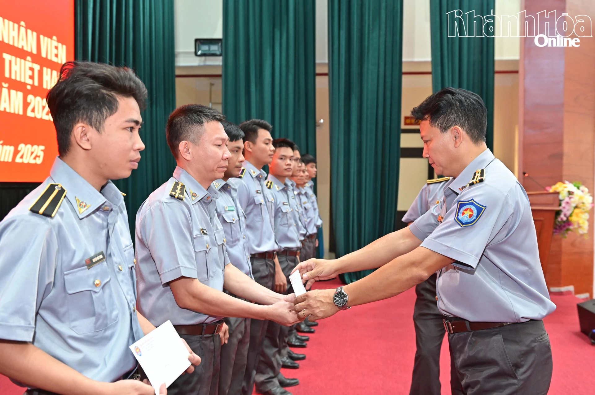 Ông Đinh Xuân Hoàng đại diện Chỉ huy Chi đội Kiểm ngư số 4 trao hỗ trợ các cán bộ, nhân viên.