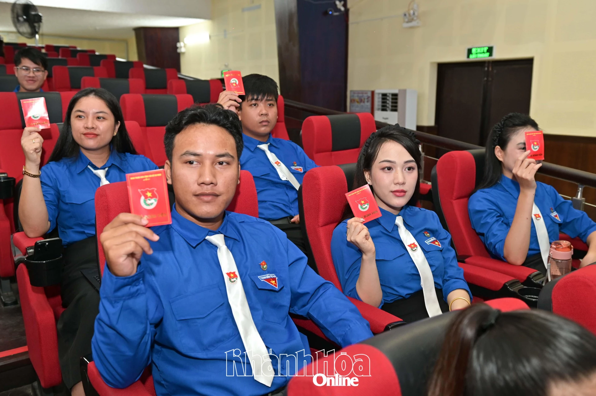 Các đoàn viên, thanh niên biểu quyết tại đại hội.