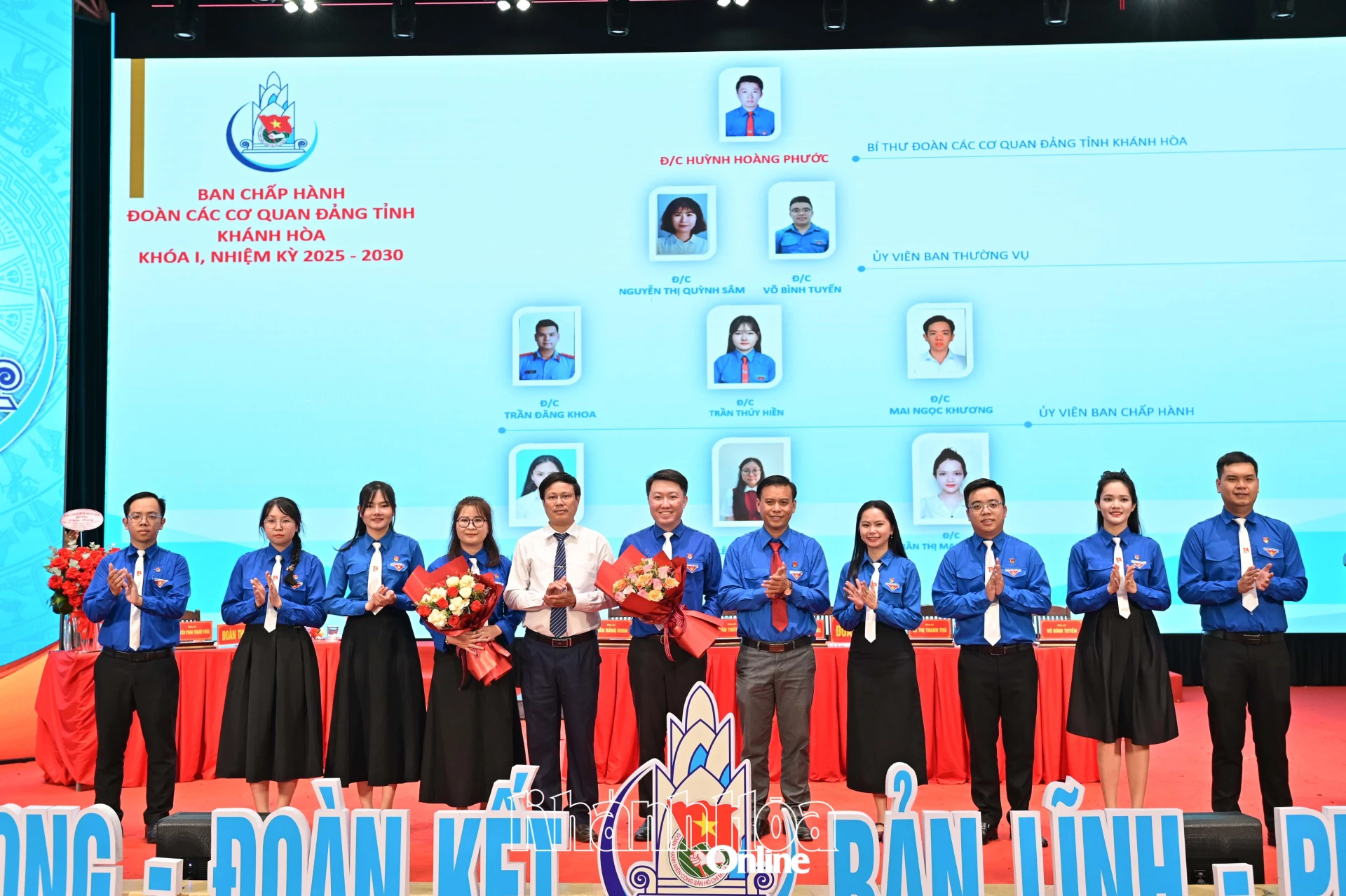 Các đại biểu tặng hoa chúc mừng Ban Chấp hành Đoàn Thanh niên các cơ quan Đảng tỉnh Khánh Hòa nhiệm kỳ 2025 - 2030.