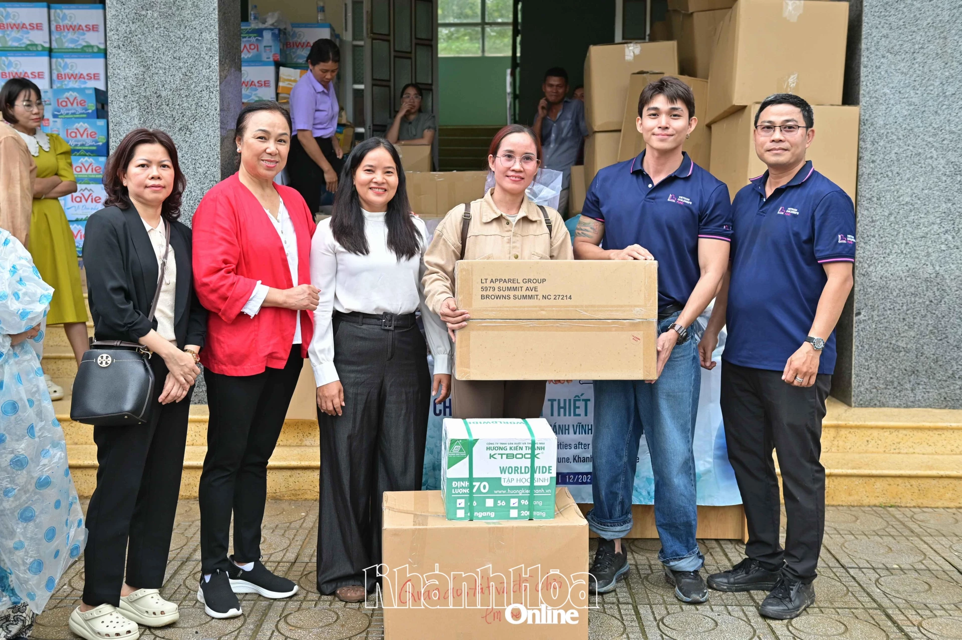 Đoàn trao các dụng cụ học tập cho học sinh đến đại diện các trường học trên địa bàn xã.