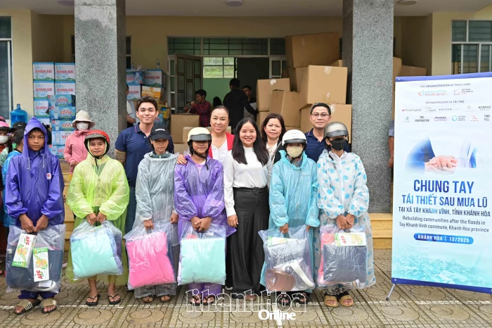 Trao 650 suất quà hỗ trợ người dân, học sinh xã Tây Khánh Vĩnh bị thiệt hại do mưa lũ