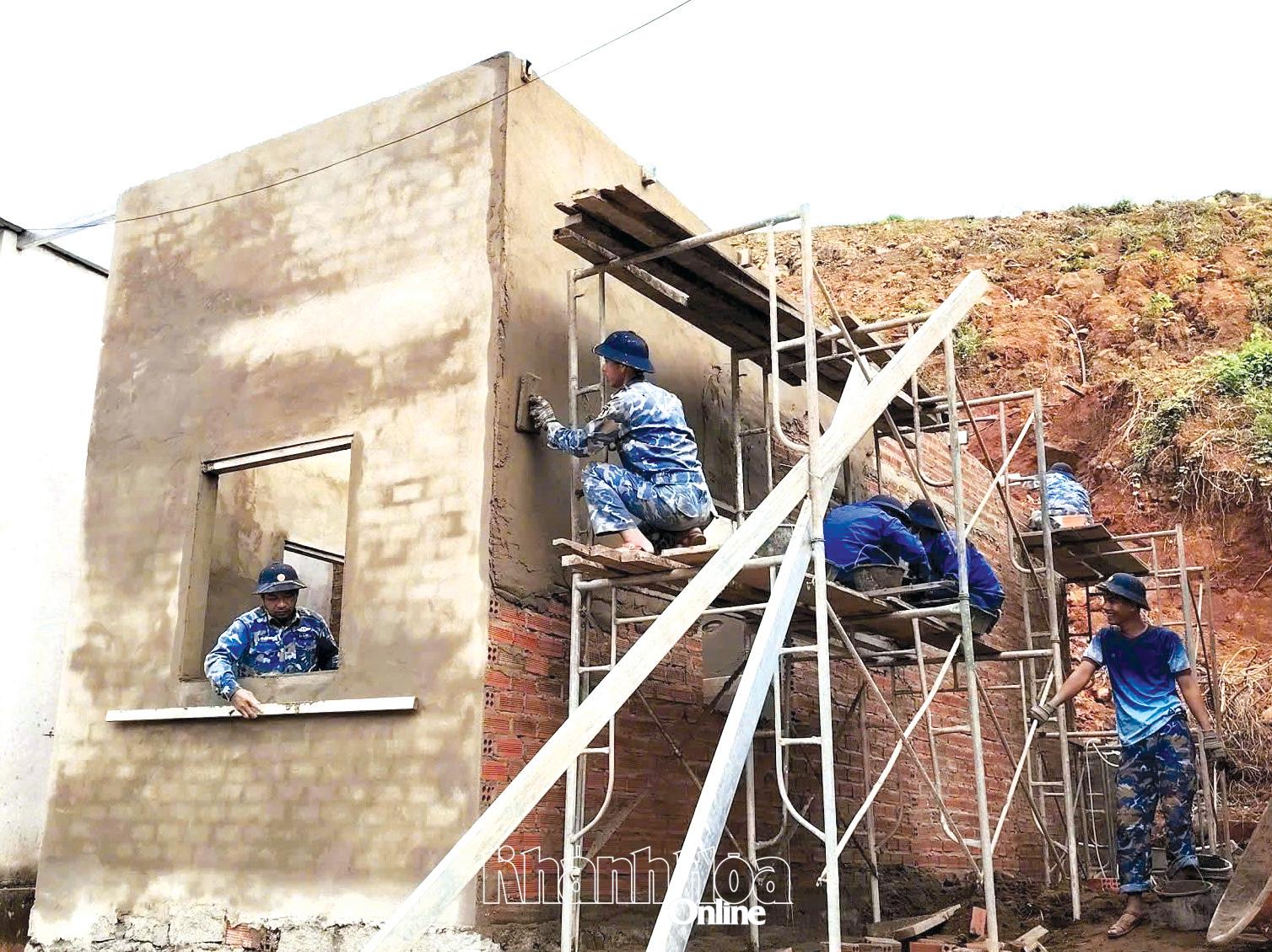 Cán bộ, chiến sĩ Vùng 4 Hải quân tích cực xây dựng nhà cho người dân.