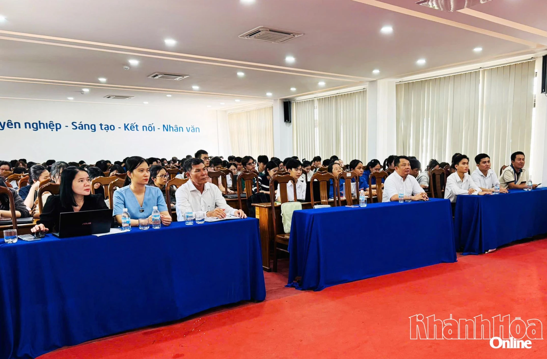 Các đại biểu và sinh viên tham gia buổi workshop “Khởi tạo Portfolio số - “vũ khí” cạnh tranh của sinh viên thời AI tại Trường Đại học Khánh Hòa trong tháng 10-2025.
