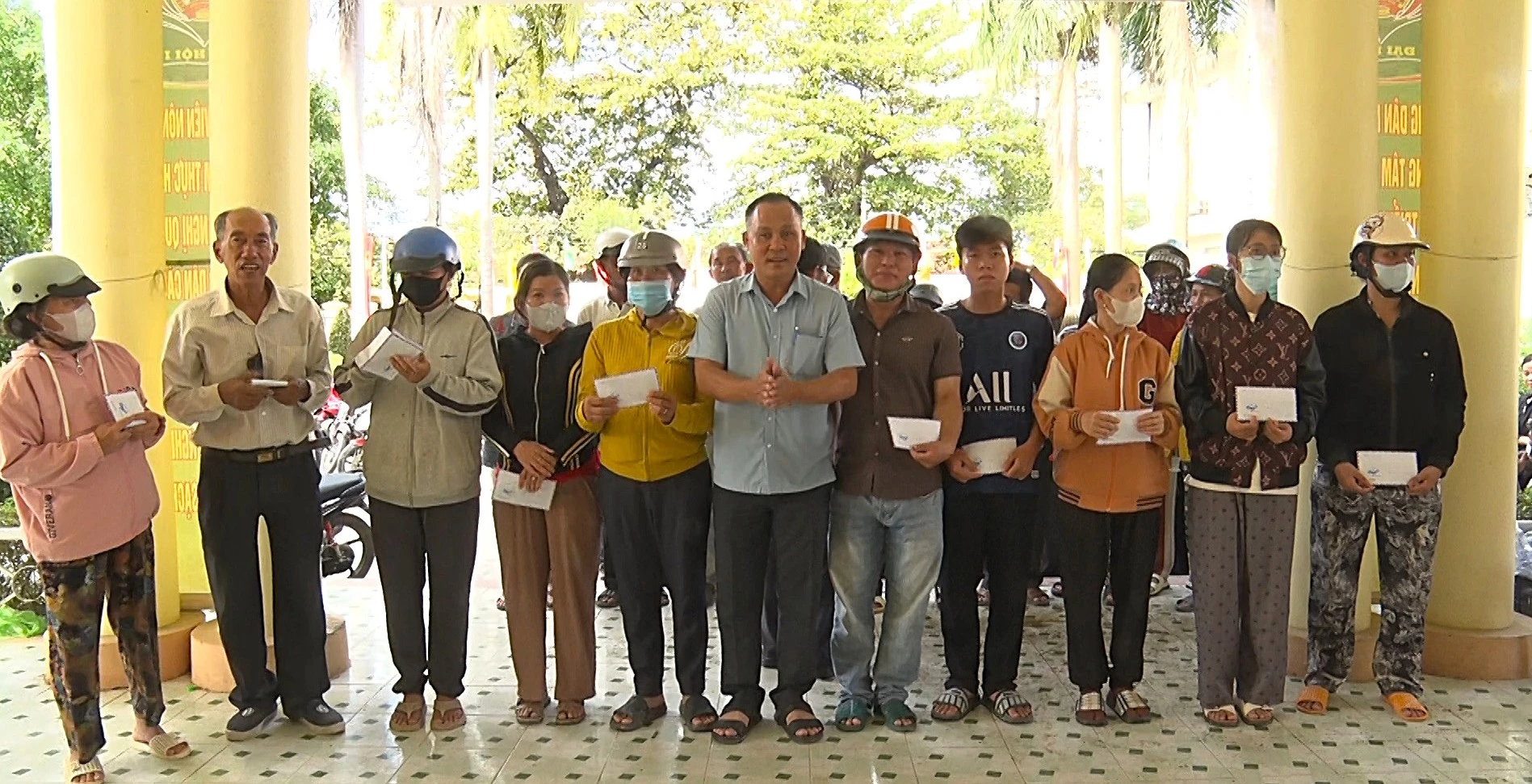 Lãnh đạo Ủy ban MTTQ Việt Nam xã Diên Khánh trao quà cho người dân.