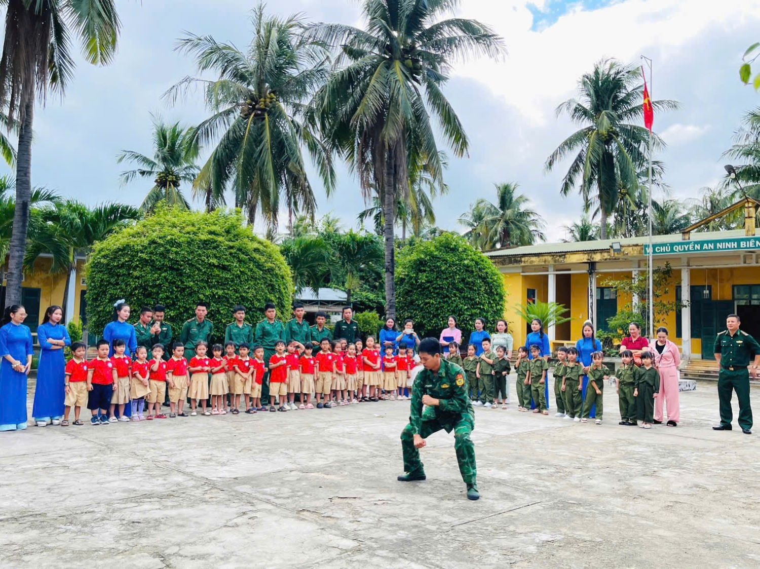 Tiết mục xem các chú bộ đội biểu diễn võ thuật.