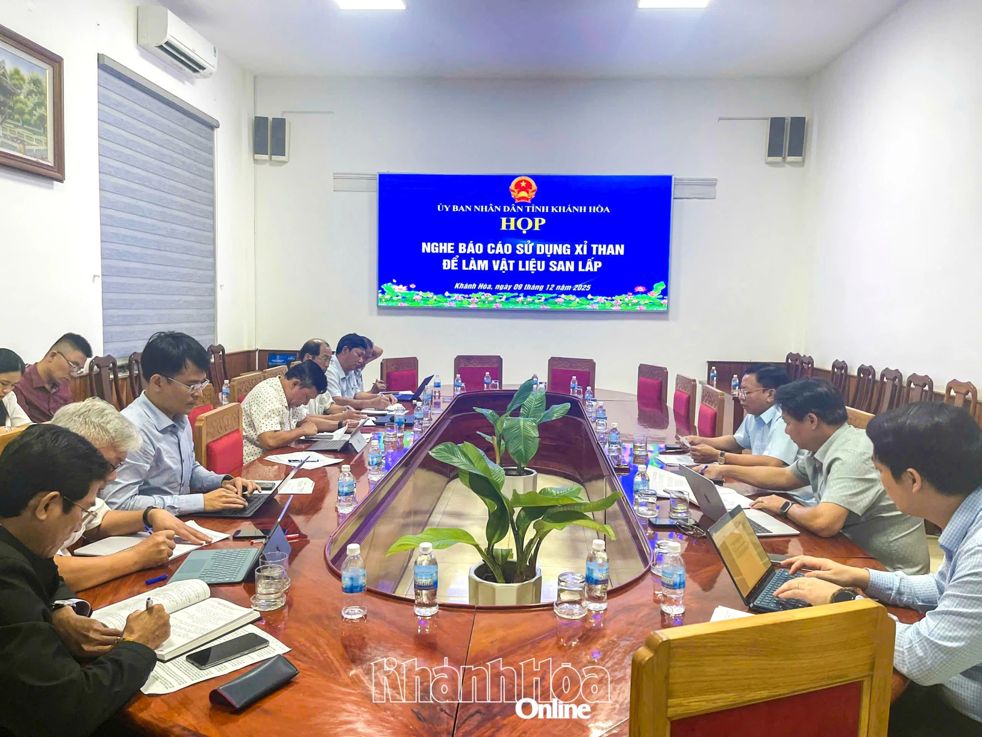 Quang cảnh cuộc họp.