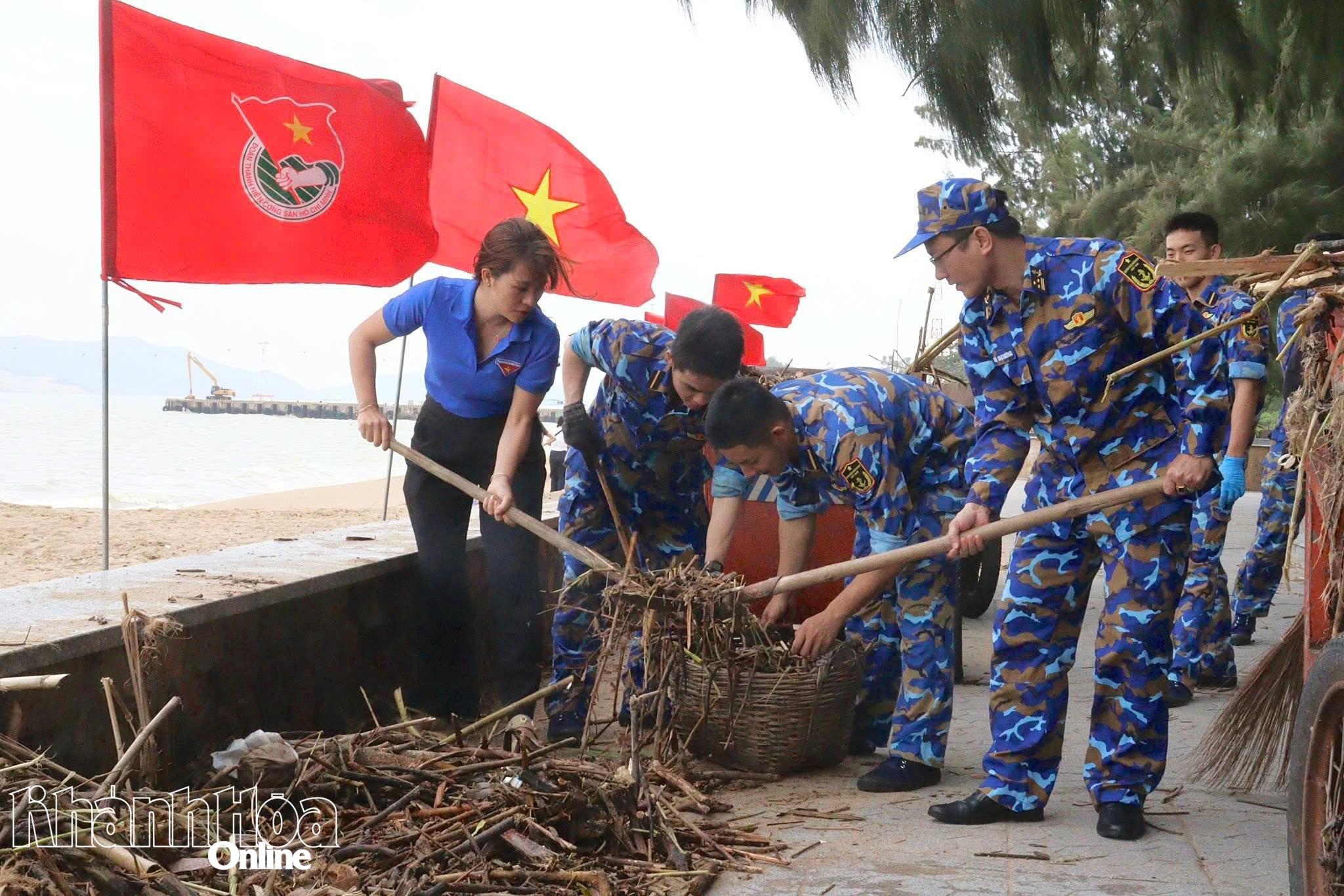 Học viên Học viện Hải quân và giảng viên, sinh viên Trường Đại học Khánh Hòa
 tham gia dọn dẹp, thu gom rác khu vực bãi biển Nha Trang.
