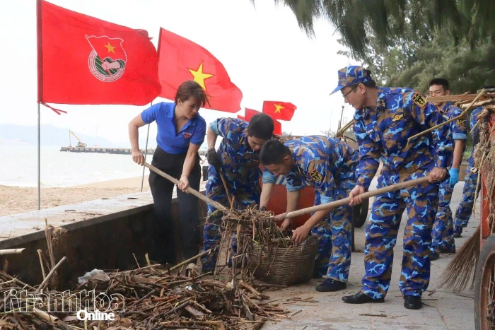 Tập trung nguồn lực xử lý rác thải sau lũ