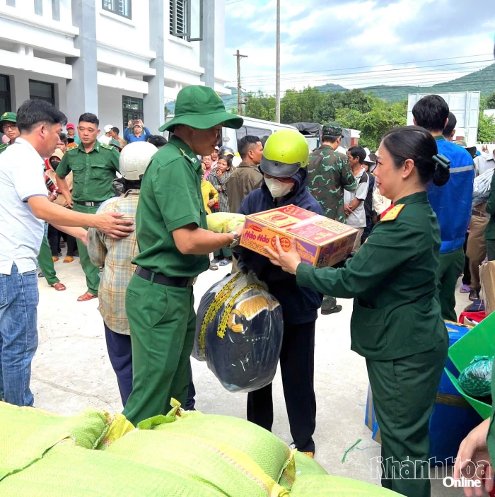 Giúp đồng bào lũ lụt