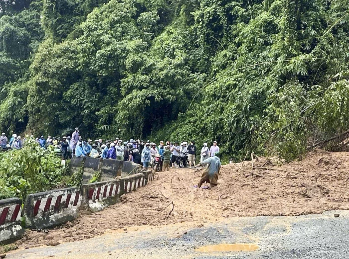 Đèo Ngoạn Mục lại sạt lở làm chia cắt giao thông