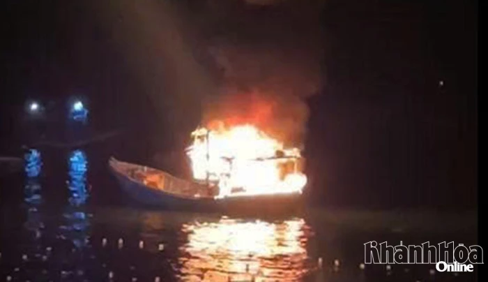 Tàu cá bốc cháy dữ dội trong đêm