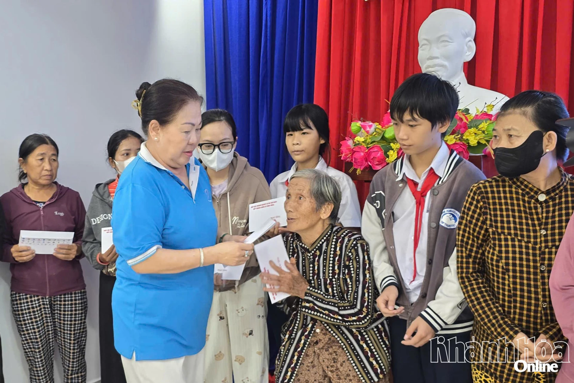Đại diện Hiệp hội Doanh nghiệp TP. Hồ Chí Minh tặng quà cho bà con trên địa bàn xã Suối Hiệp 