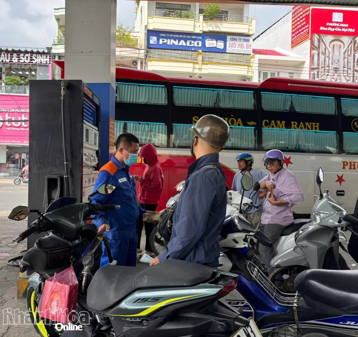 Giá xăng tăng, dầu giảm