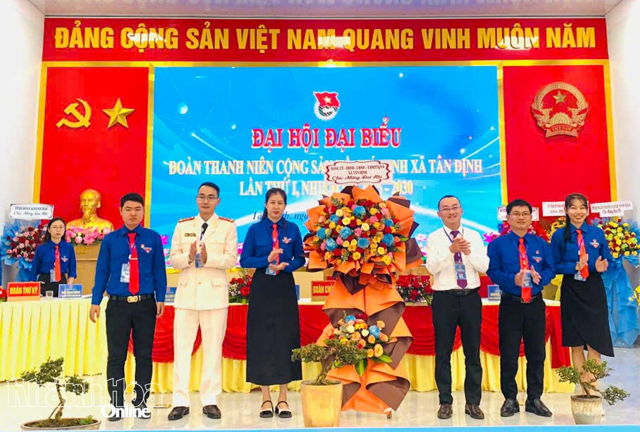 Lãnh đạo xã Tân Định tặng hoa chúc mừng Đại hội.