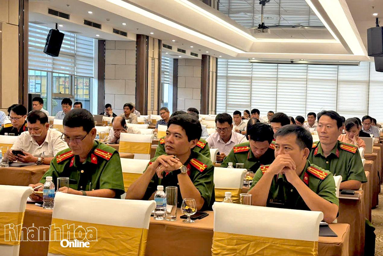 Các đại biểu dự hội nghị. 