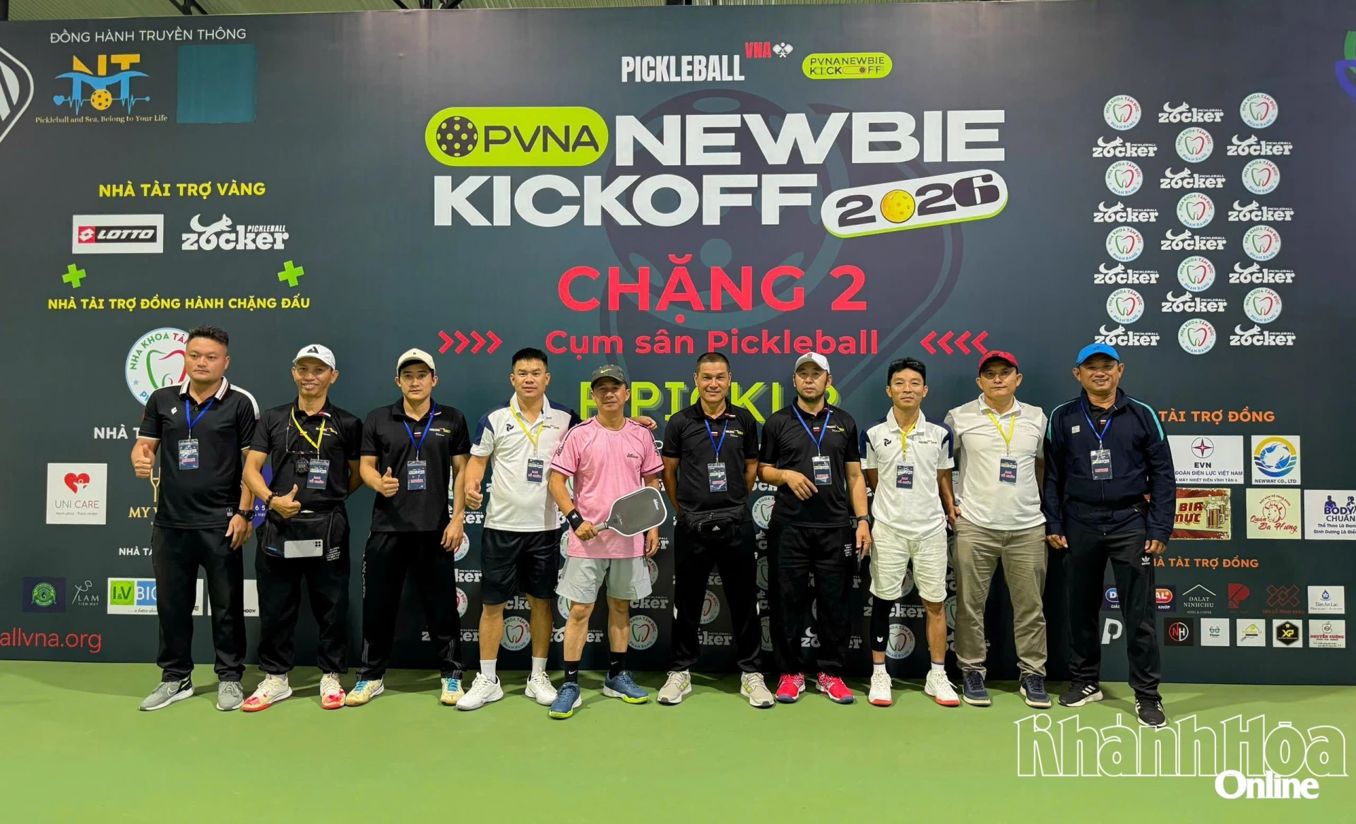 Ban tổ chức và tổ trọng tài giải đấu chụp hình lưu niệm.