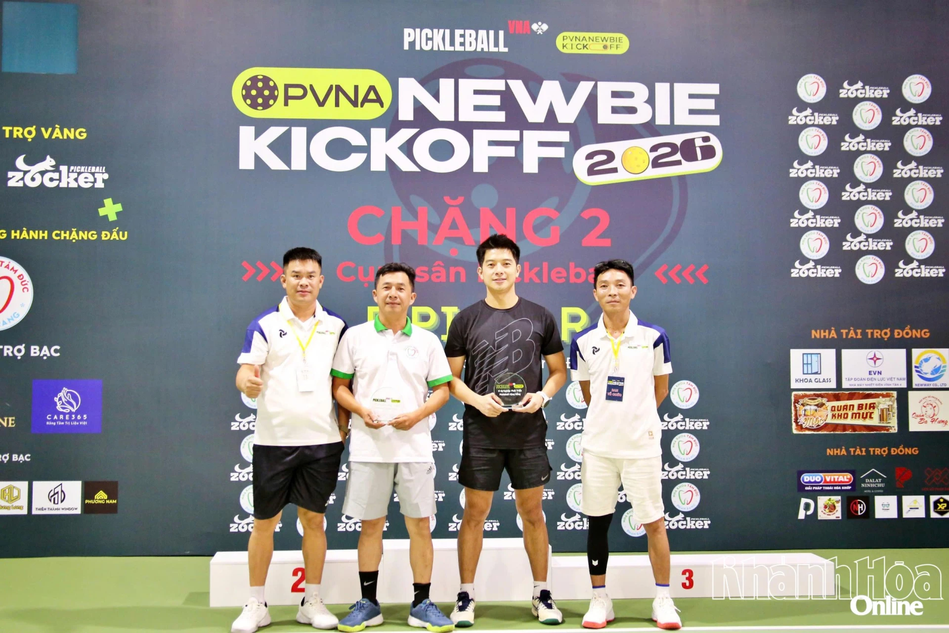 Ban tổ chức tặng kỷ niệm chương cho nhà tài trợ giải đấu.