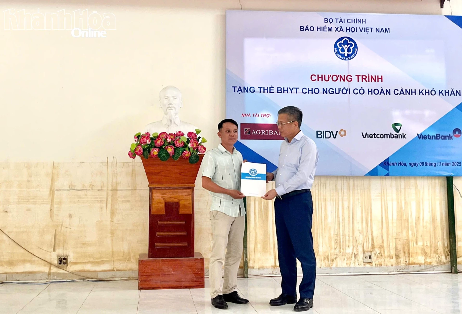 Lãnh đạo Bảo hiểm xã hội Việt Nam trao số tiền 50 hỗ trợ chính quyền và Nhân dân xã  Diên Điền khắc phục hậu quả mưa lũ.