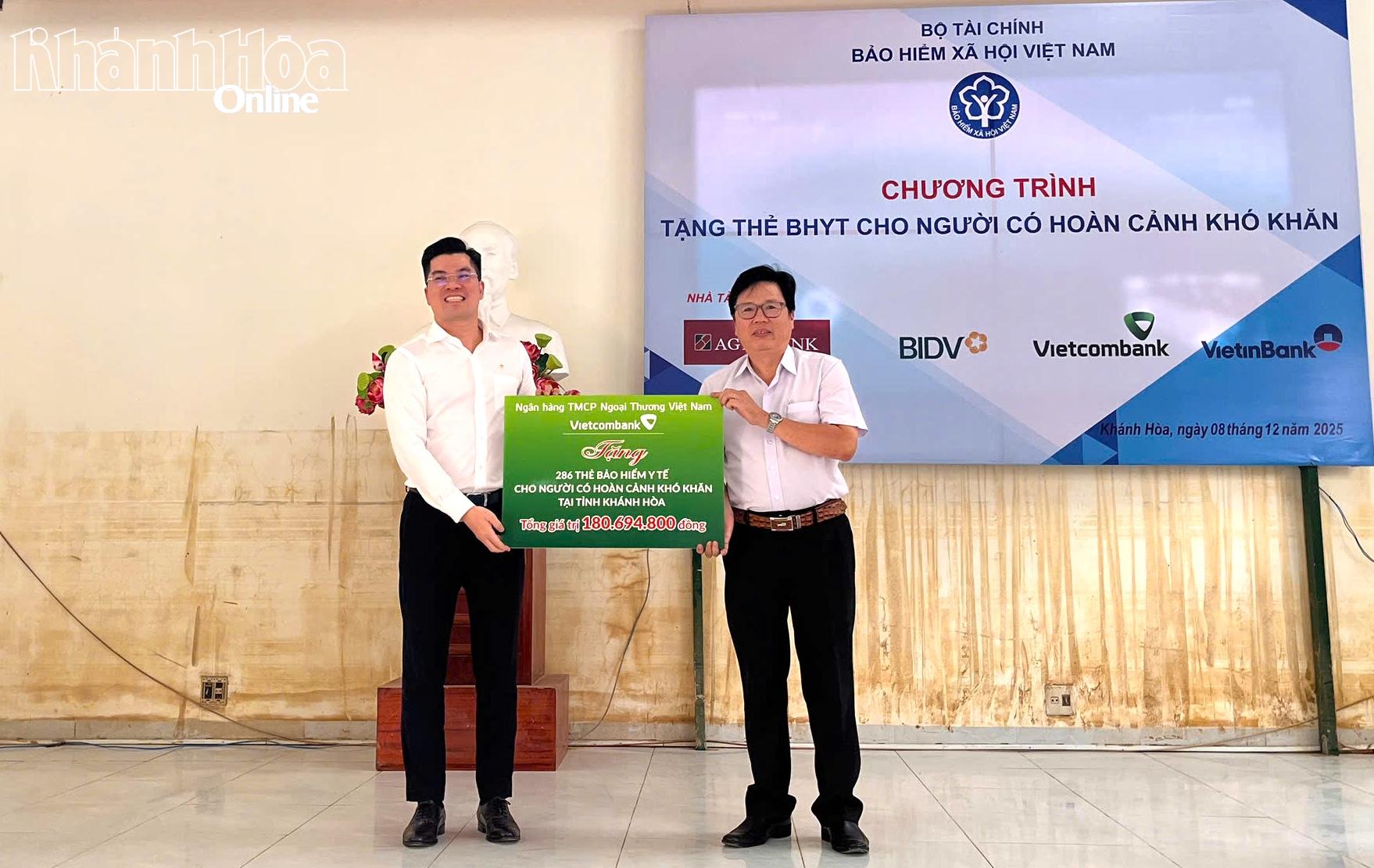 Đại diện Vietcombank Chi nhánh Khánh Hoà trao bảng tượng trưng số thẻ bảo hiểm y tế tặng cho người dân có hoàn cảnh khó khăn trên địa bàn tỉnh.
