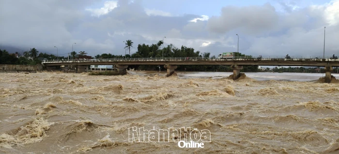 Mưa lớn, cảnh báo lũ quét, ngập cục bộ nhiều nơi