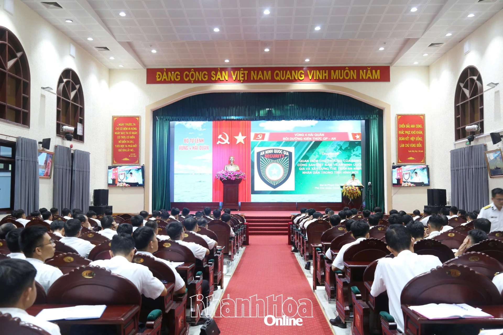 Báo cáo viên giới thiệu chuyên đề cho các đối tượng.