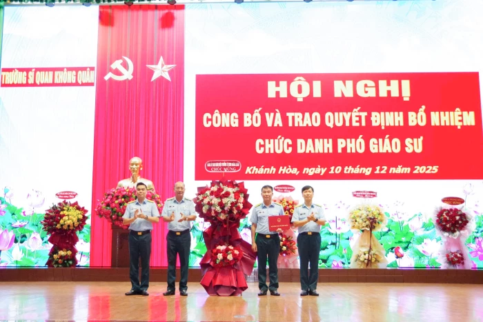 Trường Sĩ quan Không quân công bố và trao quyết định bổ nhiệm chức danh Phó Giáo sư