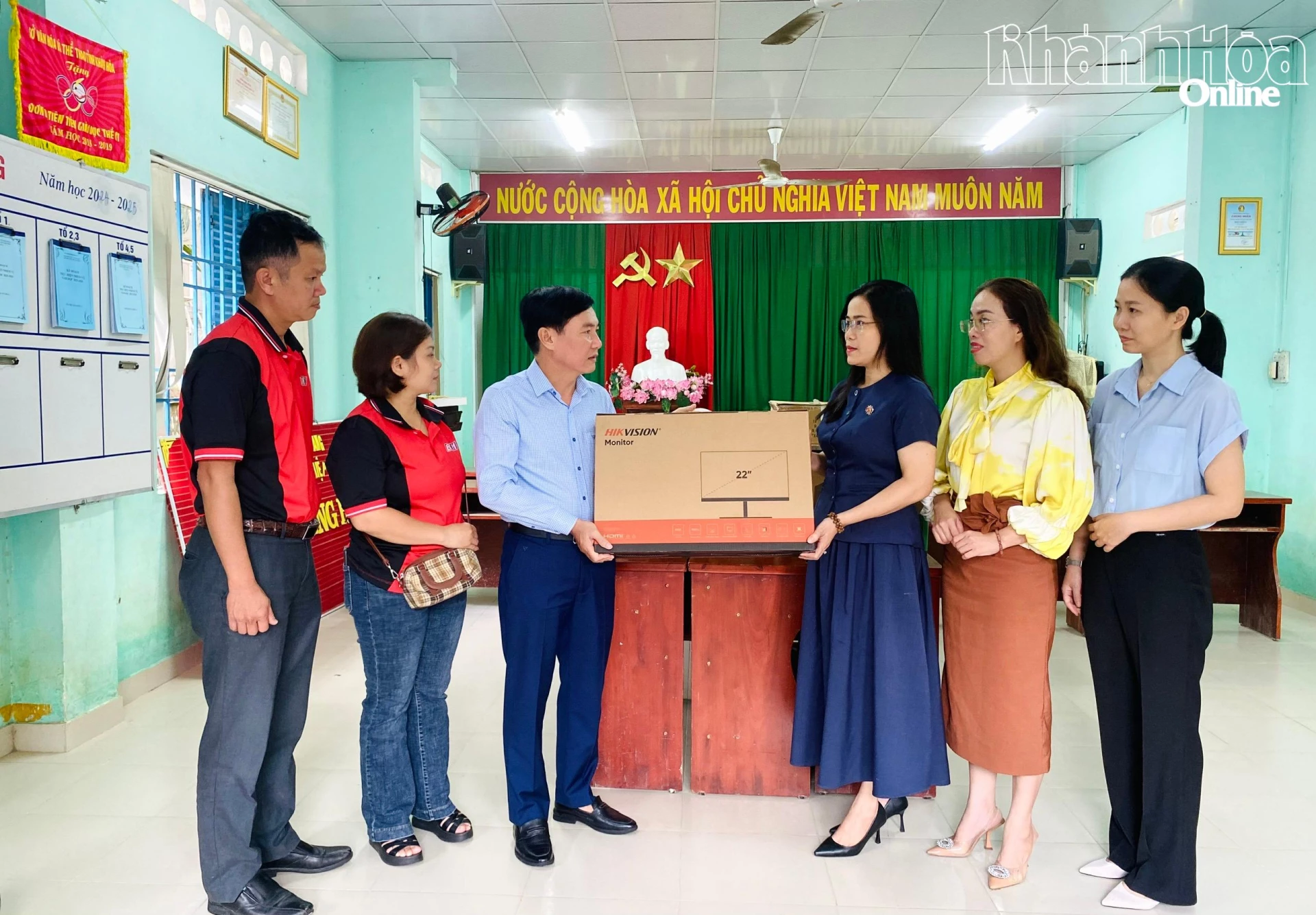 Trao tặng máy tính cho Trường Tiểu học Ngọc Hiệp.