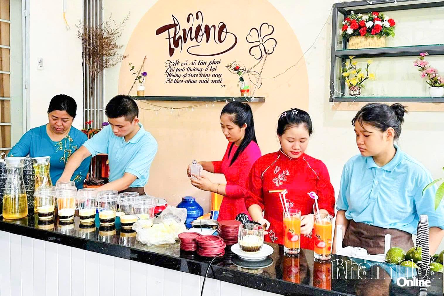 Quán cà phê Thương - nơi các em được học pha chế.