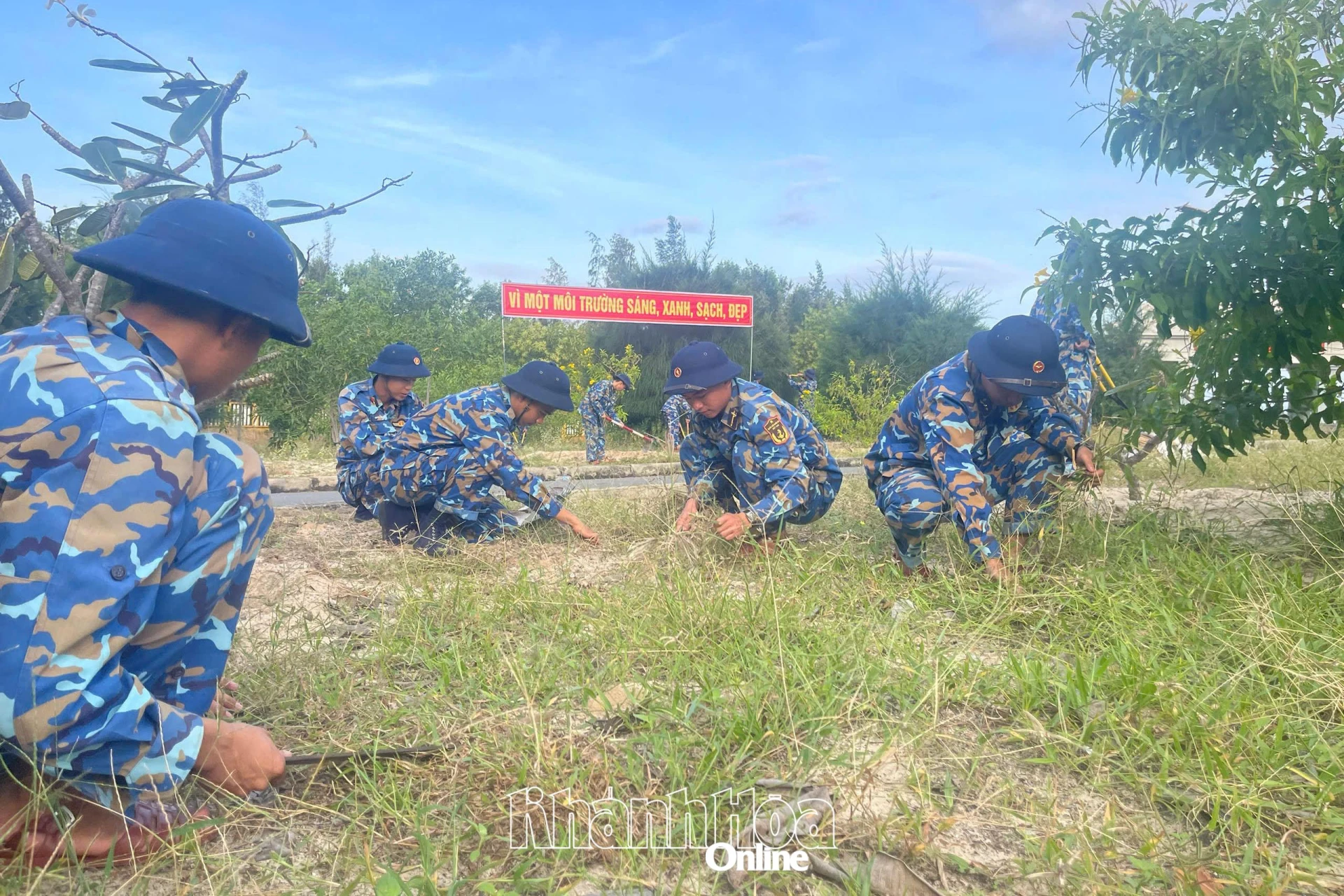 Đoàn viên, thanh niên nhổ cỏ, vệ sinh các vườn hoa.