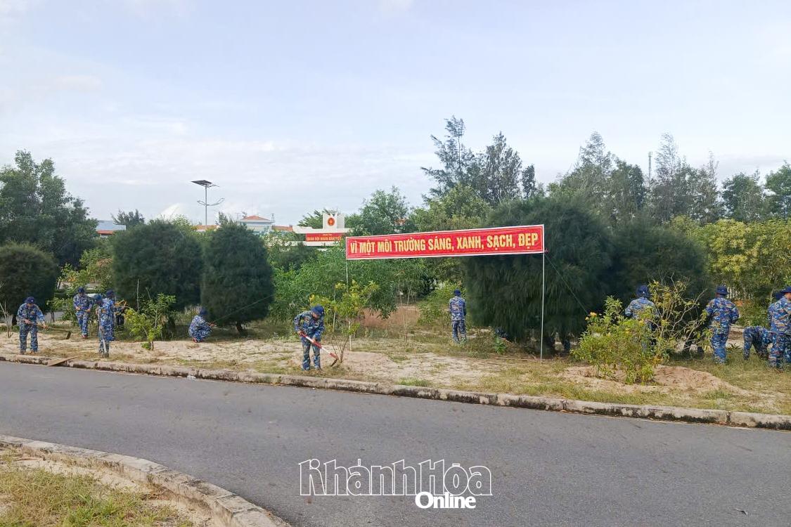 Các cán bộ, đoàn viên, thanh niên tham gia Ngày thứ Bảy tình nguyện.