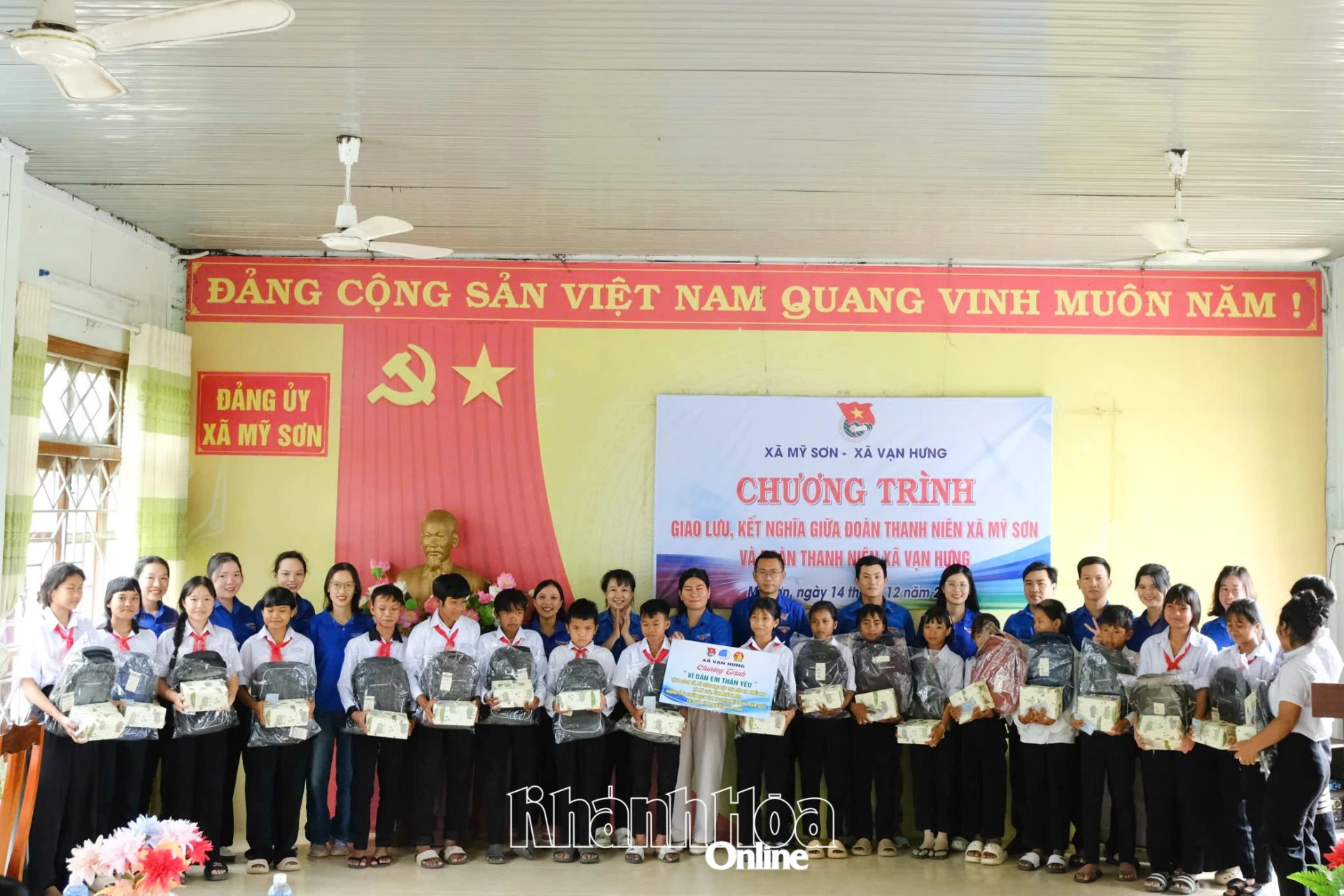 Trao quà cho các học sinh khó khăn xã Mỹ Sơn.