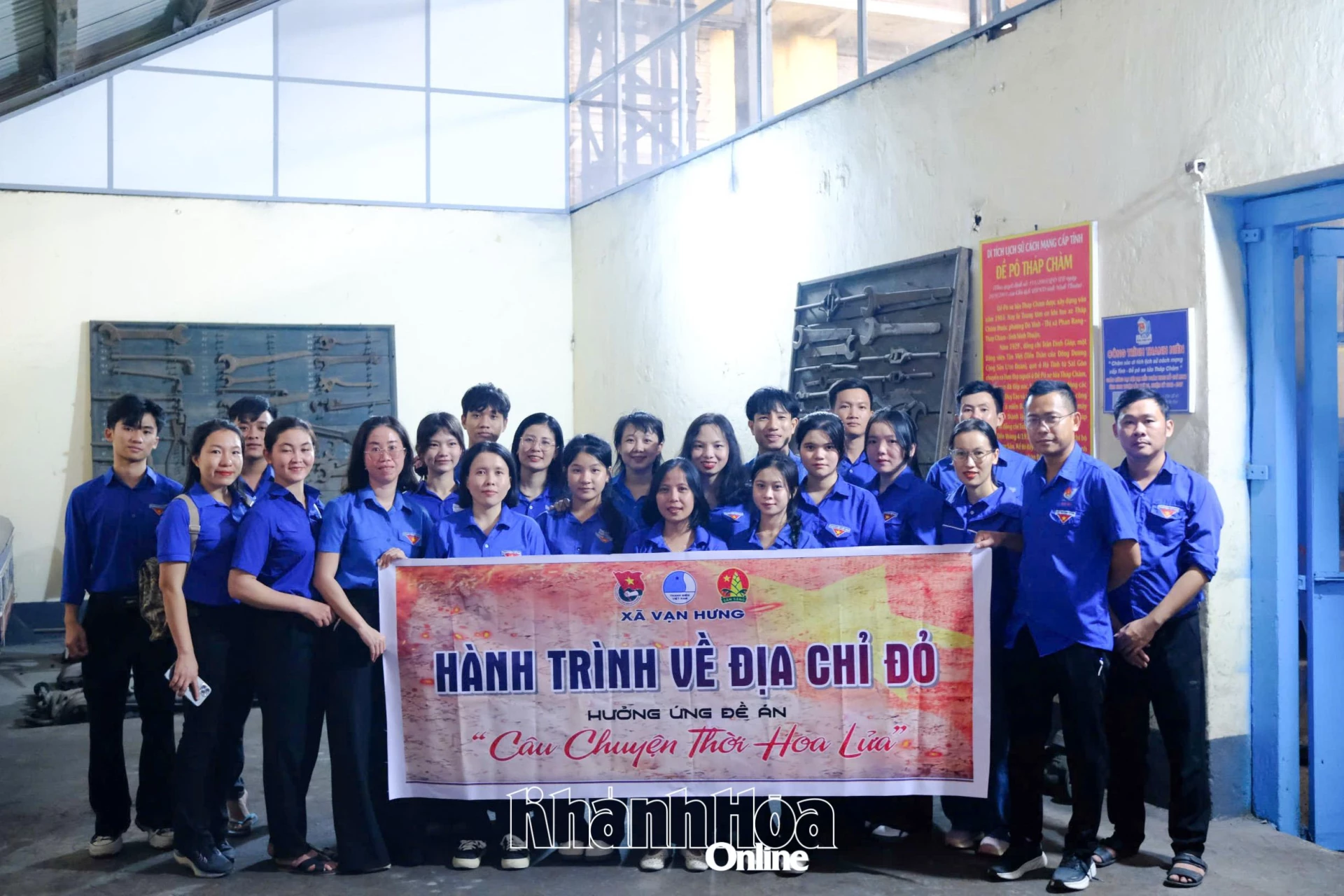 Đoàn viên, thanh niên xã Vạn Hưng tìm hiểu về địa chỉ đỏ di tích Đề-pô xe lửa Tháp Chàm .