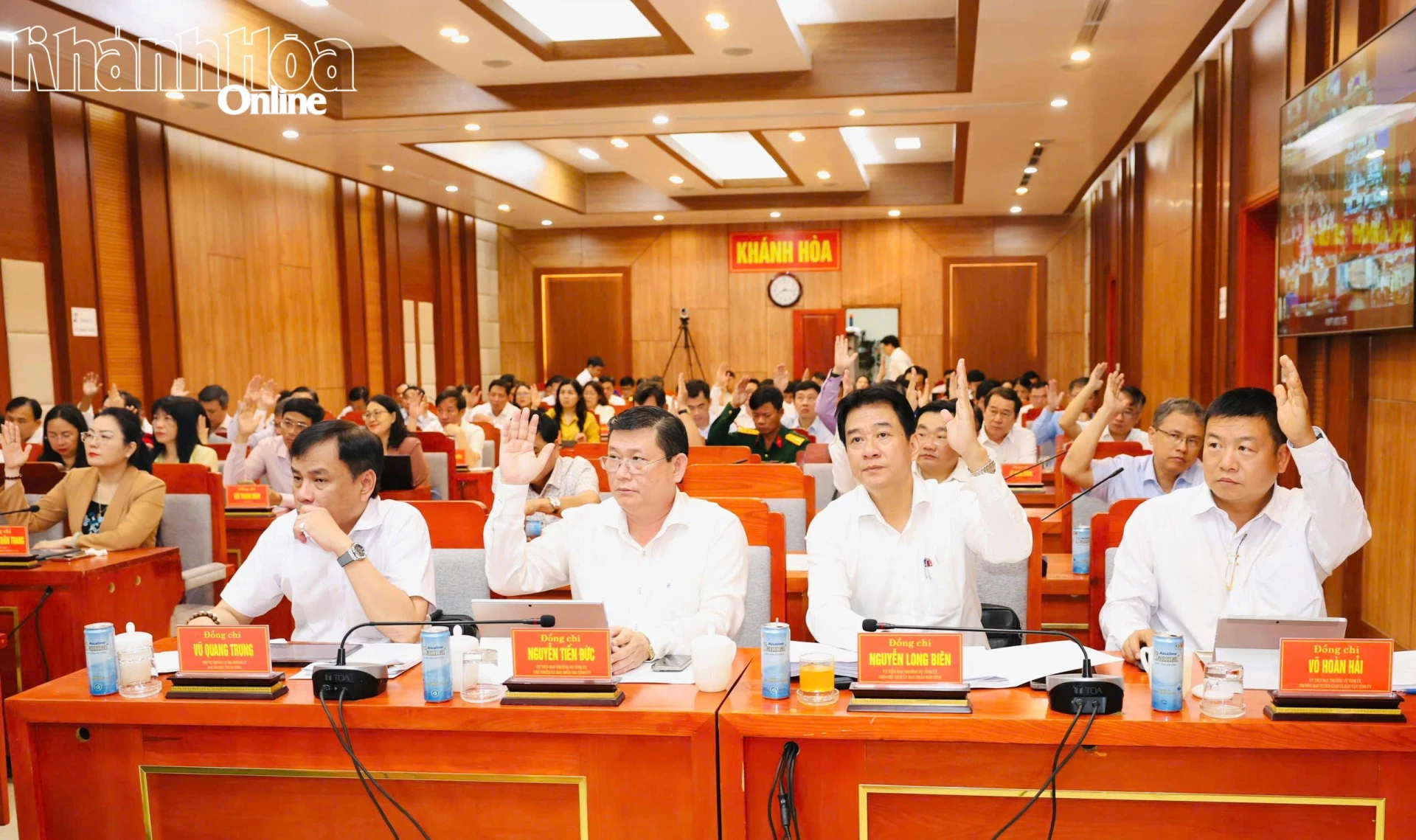 Đại biểu biểu quyết thông qua chương trình hội nghị