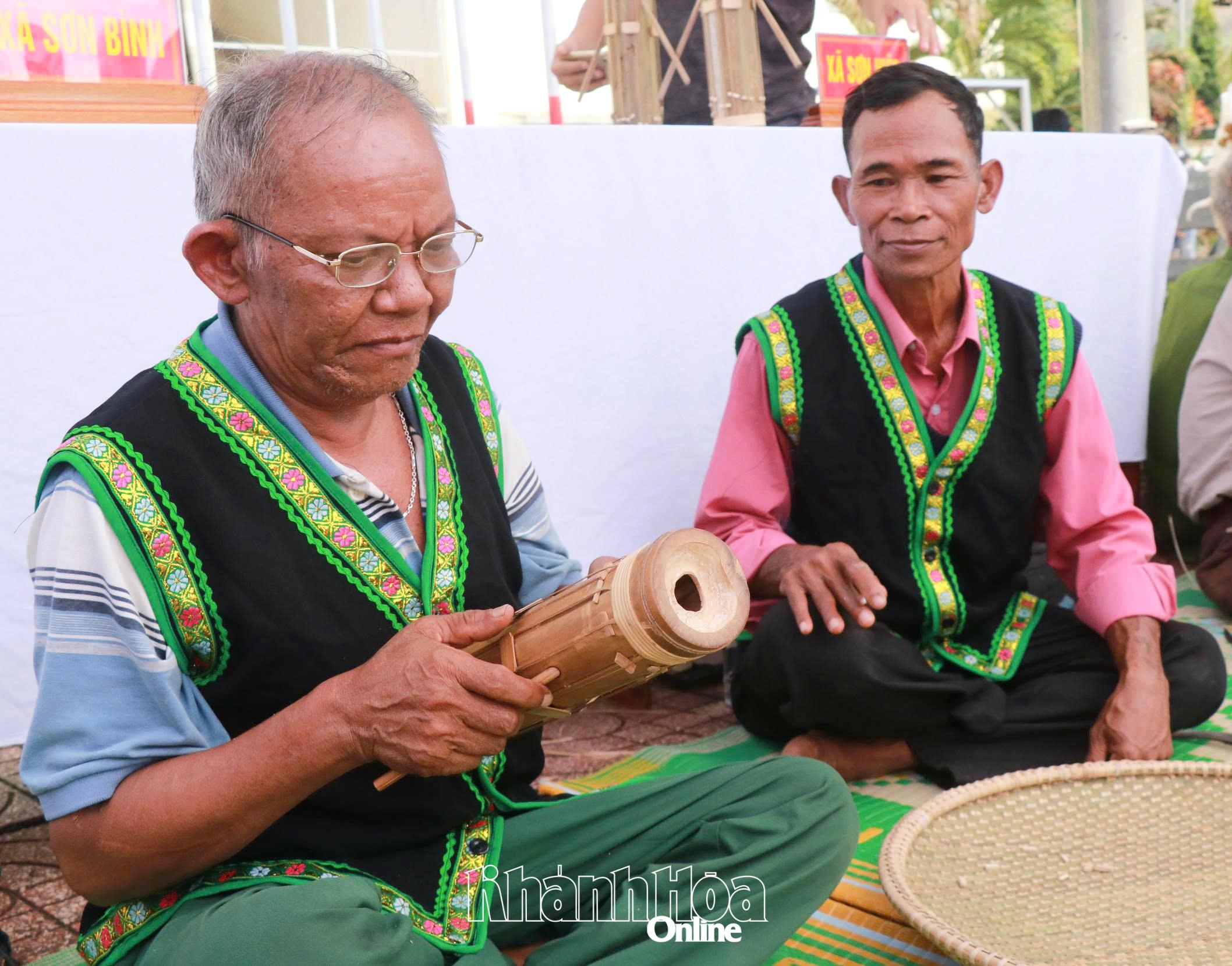 Già làng Mấu Xuân Điệp biểu diễn đàn Chapi.