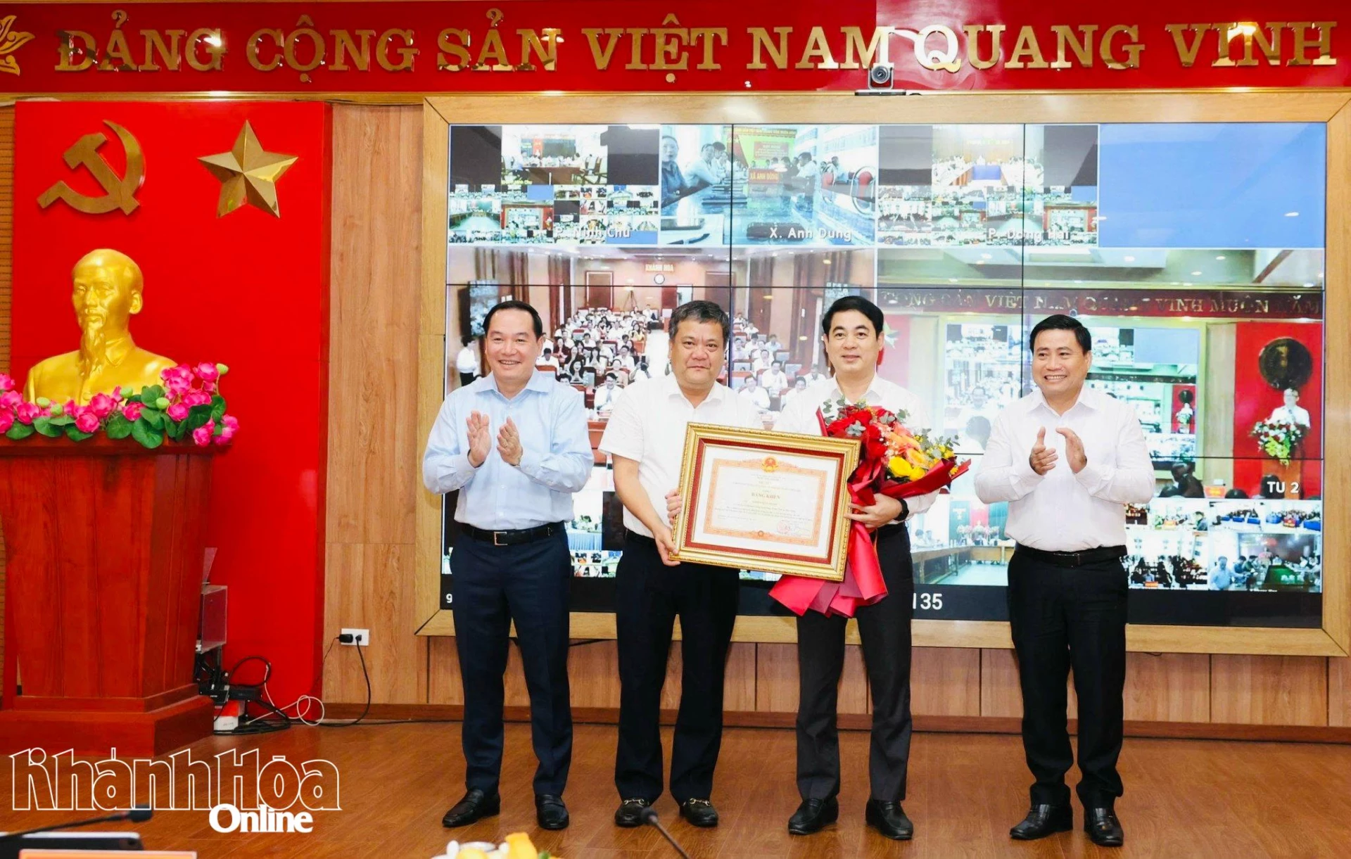 Các đồng chí Thường trực Tỉnh ủy chúc mừng Bí thư Tỉnh ủy Nghiêm Xuân Thành nhận Bằng khen của Thủ tướng Chính phủ