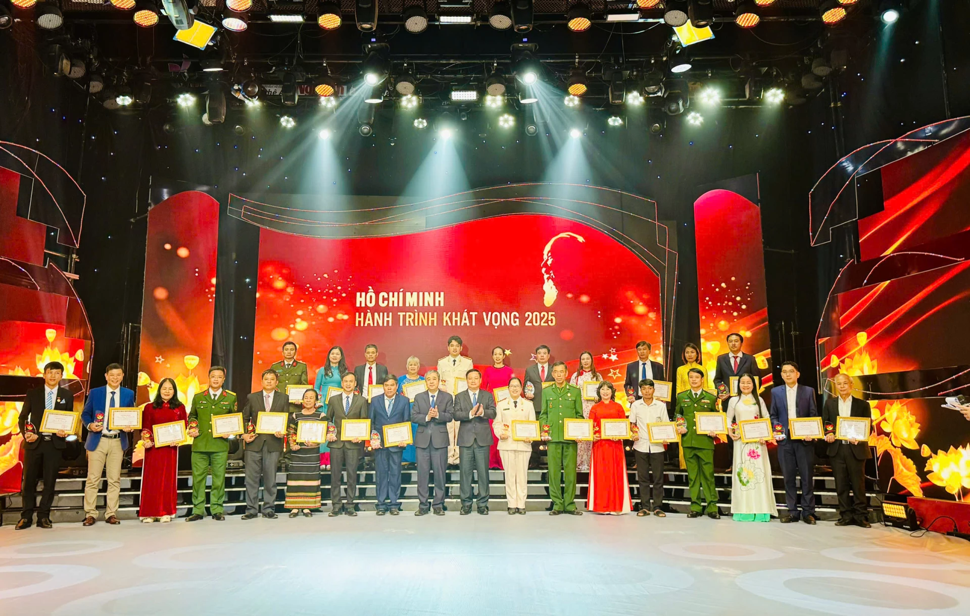 Các tập thể, cá nhân điển hình, mô hình tiêu biểu được tôn vinh tại chương trình.