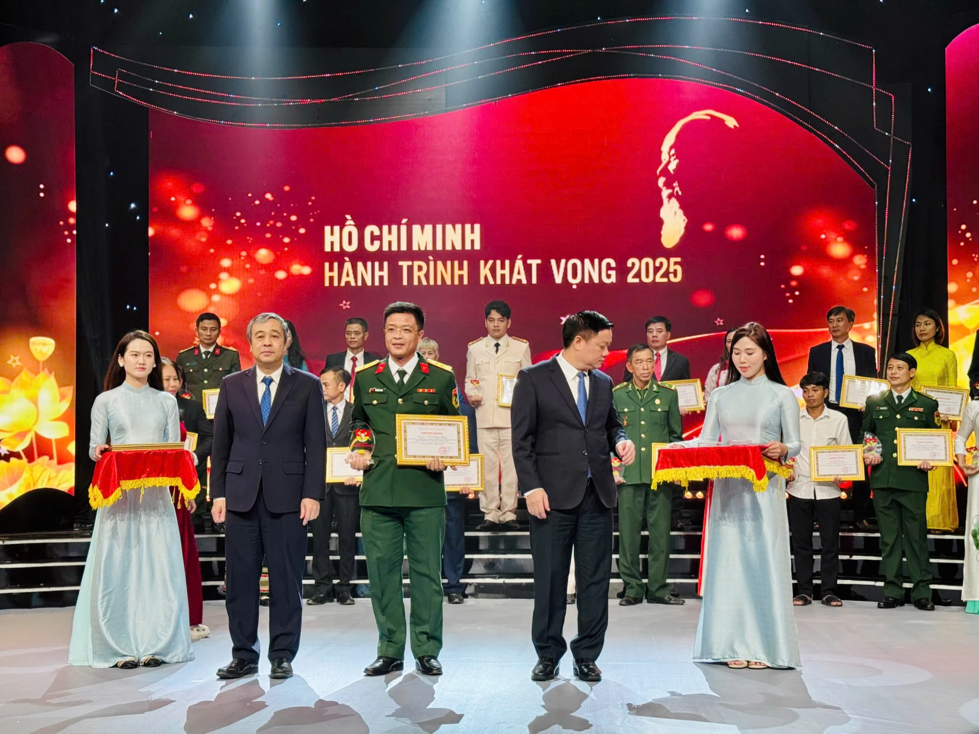 Trung tá Võ Hồng Long, Phó Chỉ huy trưởng kiêm Tham mưu trưởng, Ban Chỉ huy phòng thủ khu vực 4 Đô Vinh, Bộ Chỉ huy Quân sự tỉnh được tôn vinh tại chương trình. Ảnh: TT.