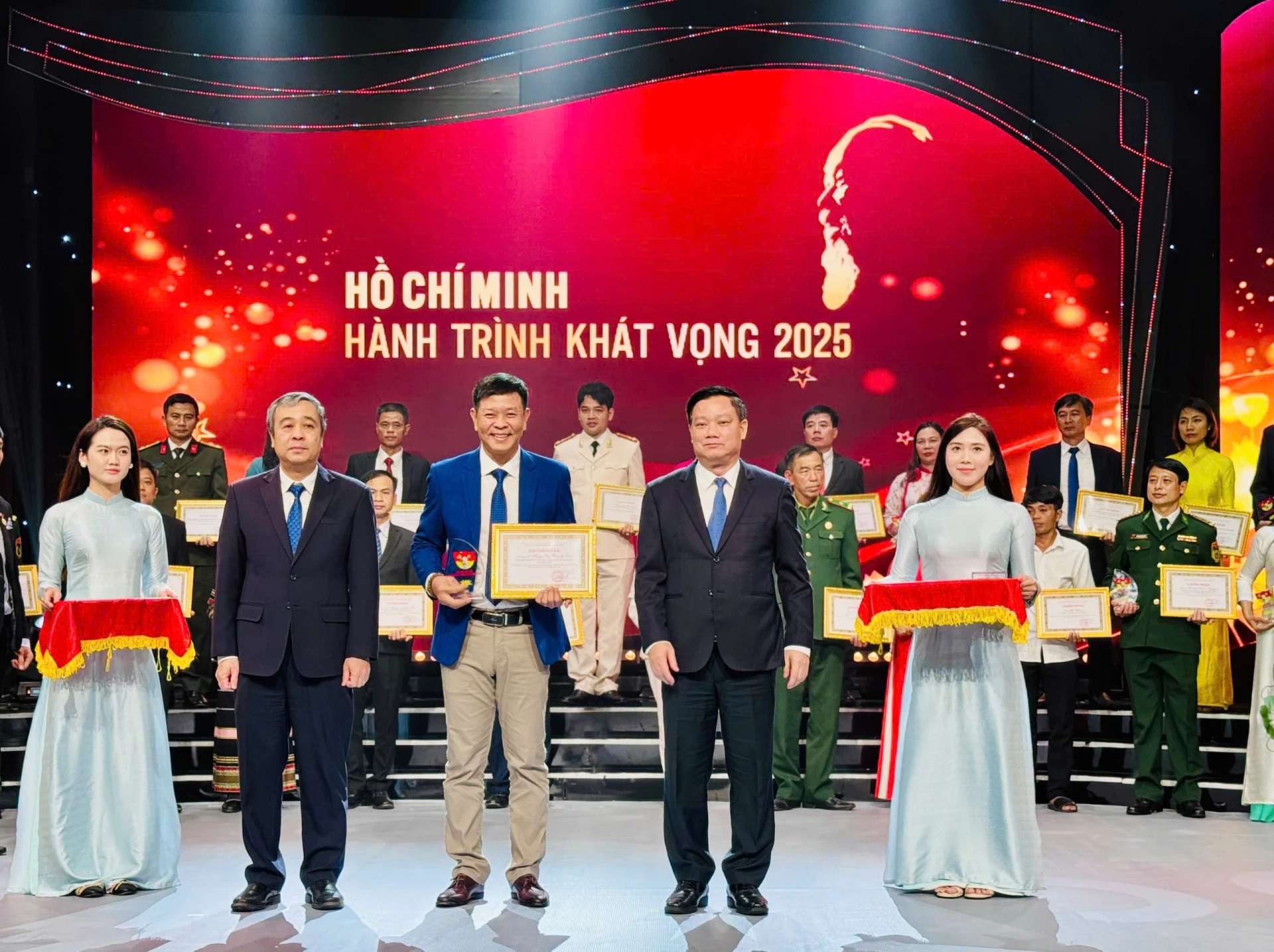 Phạm Vũ Thanh An, Giáo viên Trường THCS Võ Văn Ký, phường Tây Nha Trang được tôn vinh tại Chương trình. Ảnh: TT.