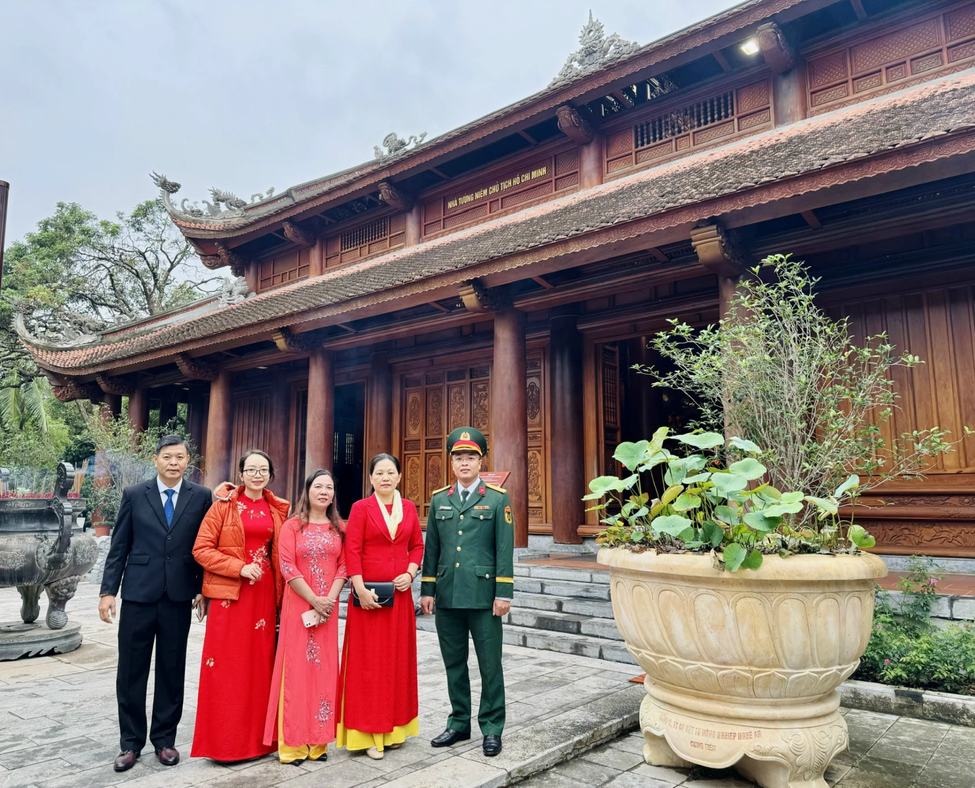 Đoàn đại biểu tỉnh Khánh Hòa đến dâng hương, tham quan Khu di tích lịch sử quốc gia đặc biệt Kim Liên.