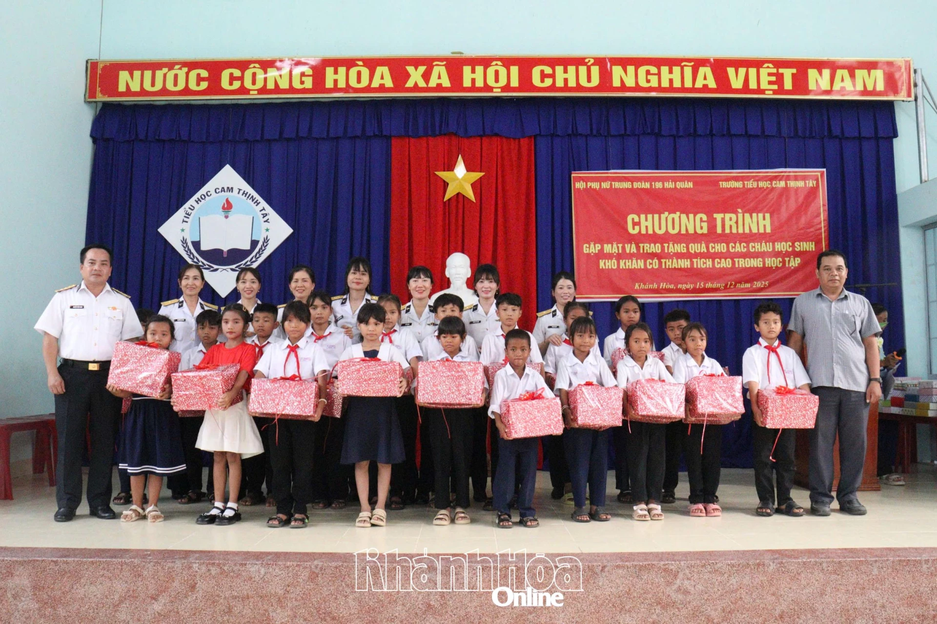 Thủ trưởng trung đoàn cùng Hội Phụ nữ và đại diện nhà trường trao quà cho học sinh.