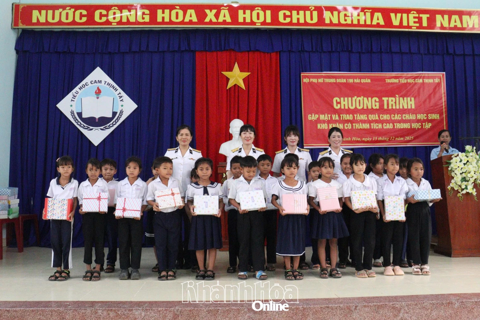 Các hội viên phụ nữ trao quà cho học sinh.