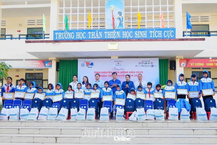 Trao nhiều phần quà cho học sinh, người dân xã Bác Ái Tây