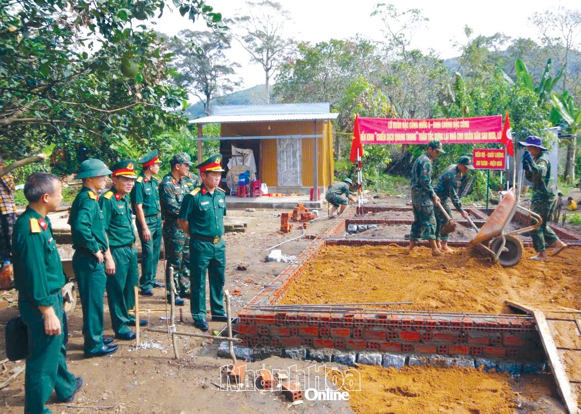 Lãnh đạo Lữ đoàn Đặc công nước 5 kiểm tra việc xây dựng nhà giúp người dân.