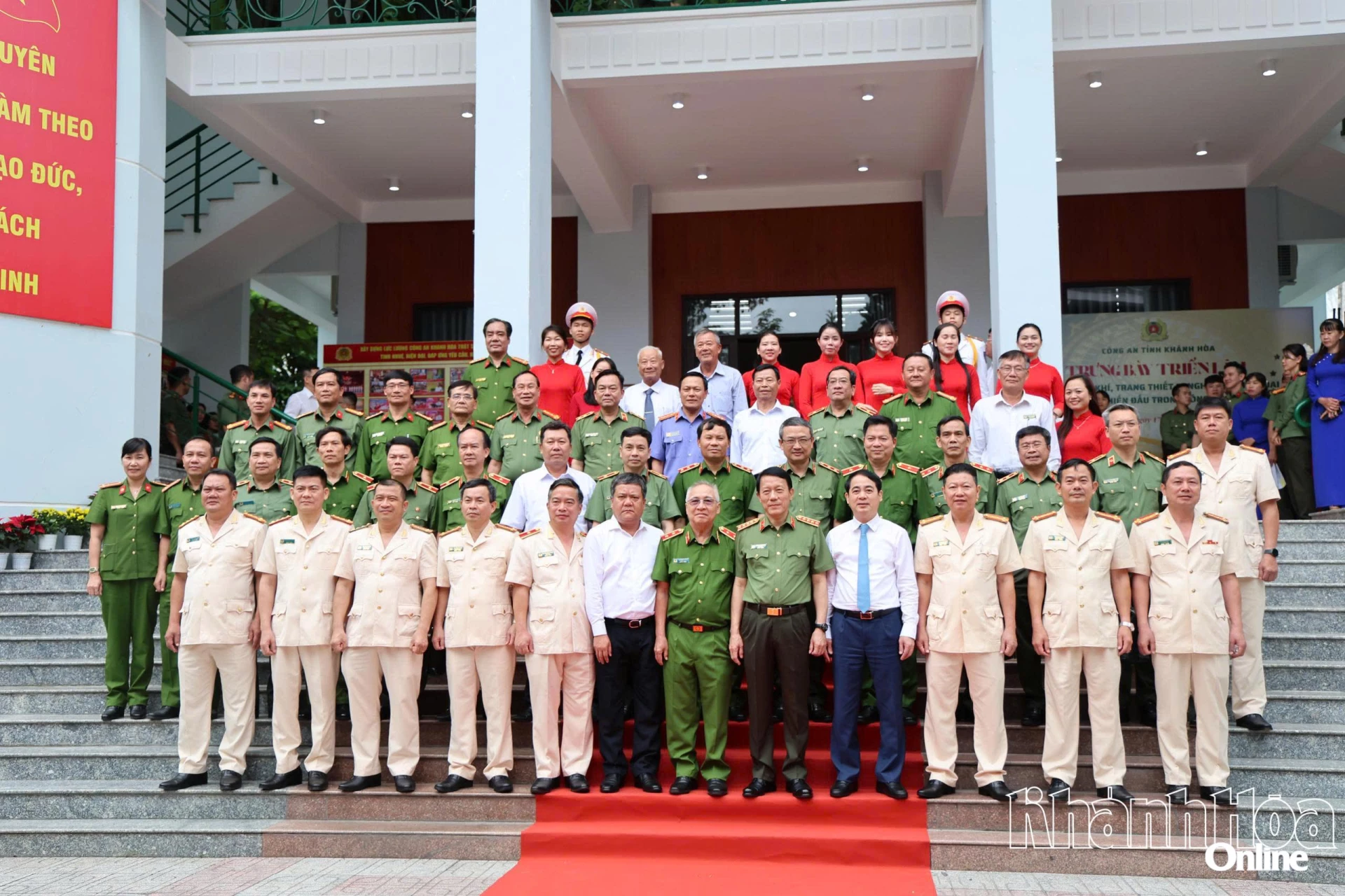 
Đại tướng Lương Tam Quang chụp ảnh lưu niệm với các đại biểu.
